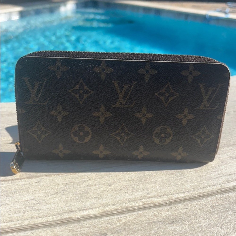 Louis Vuitton Zippy Wallet - Picture 2 of 11
